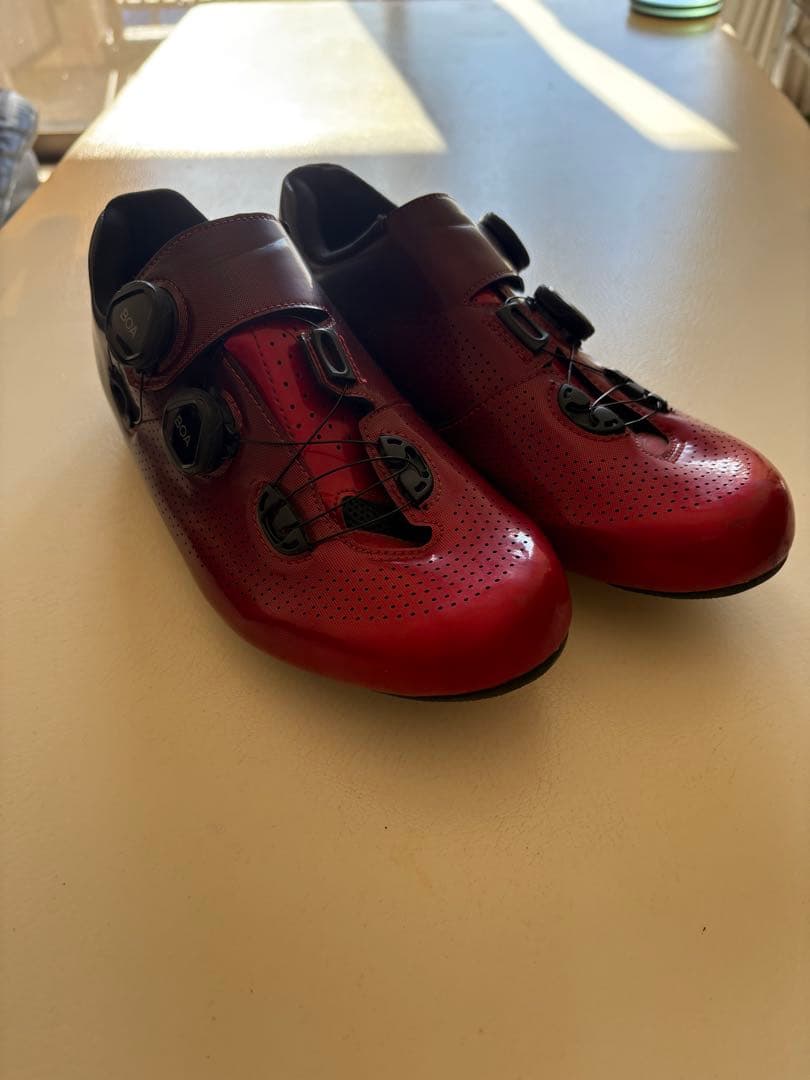 美品のシマノRC701 44Eのワイドサイズ　赤から黒色　インソールは新品です。