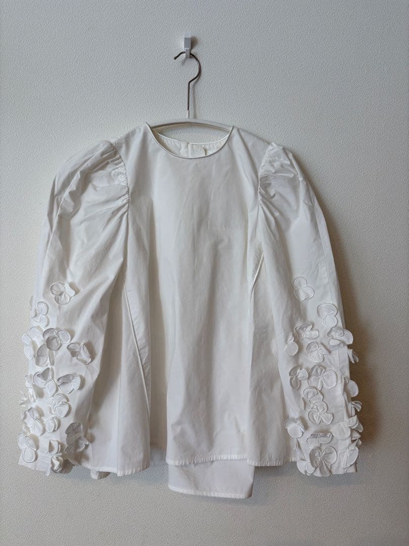 【本日限定値下げ】yori shirocon　パフュームブラウス　花　ホワイト