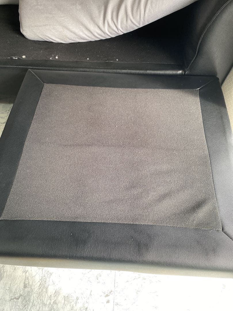 グレーと黒のL字型ソファ