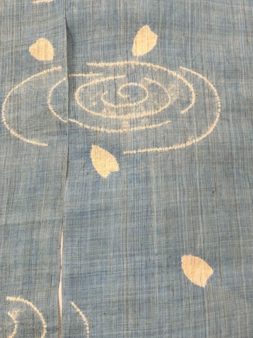 池に落ちる花びらの青のれん