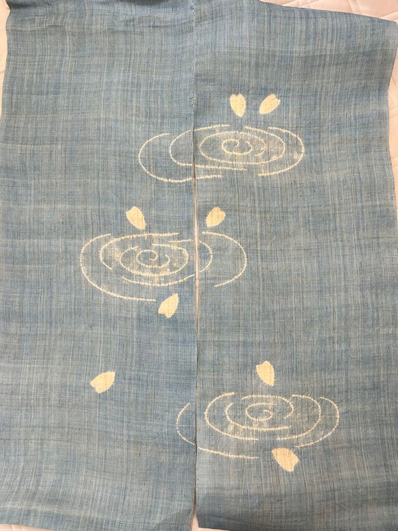 池に落ちる花びらの青のれん