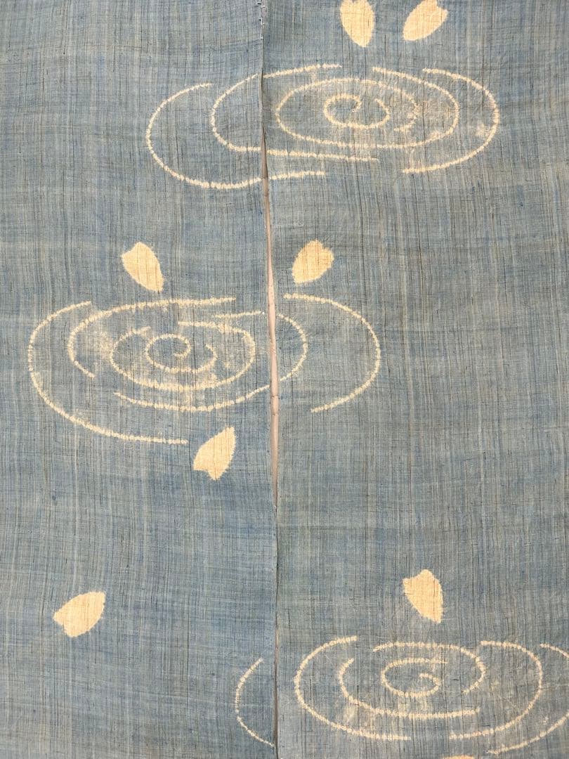 池に落ちる花びらの青のれん