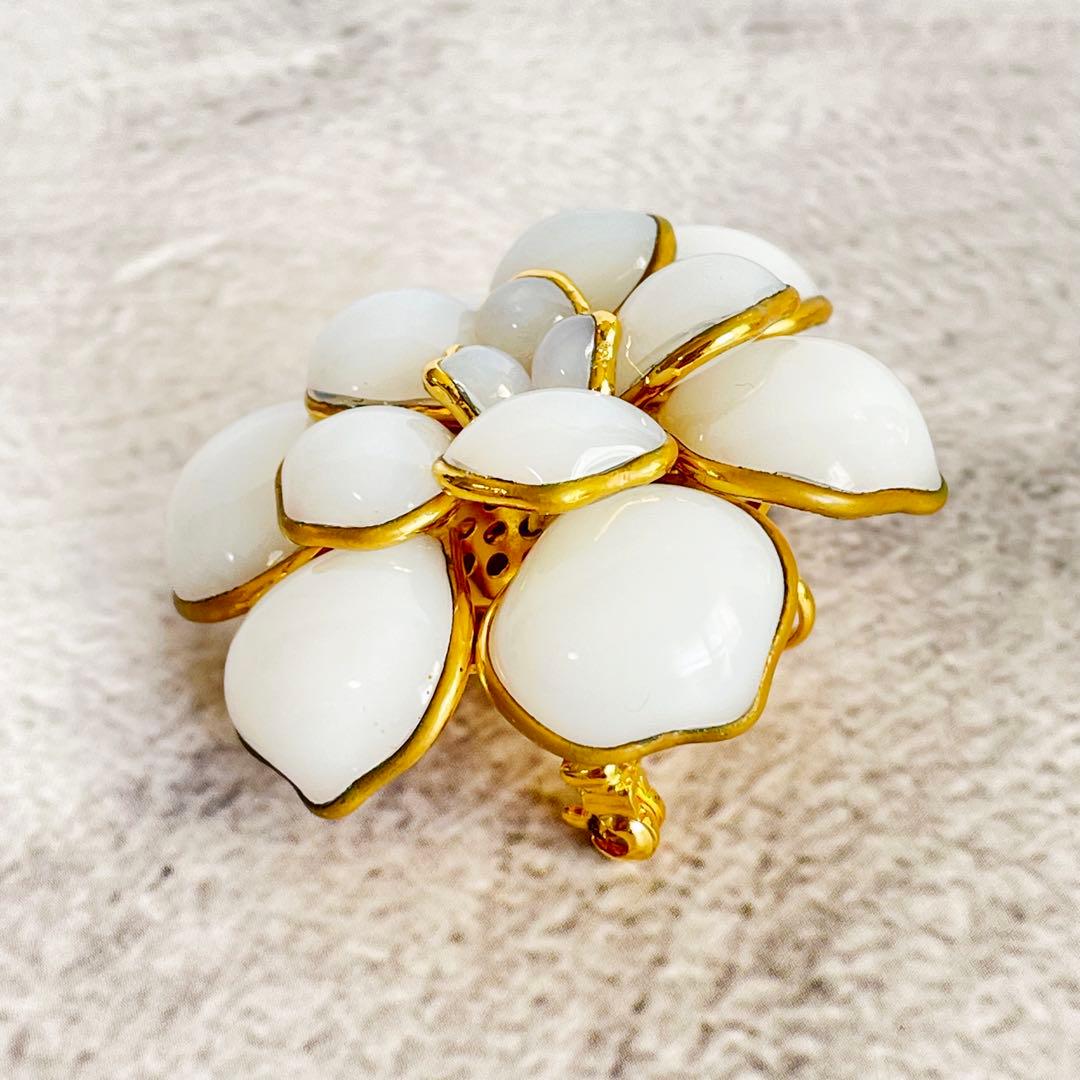 美品 AUGUSTINE ガラス カメリア ブローチ ペンダントヘッド ホワイト