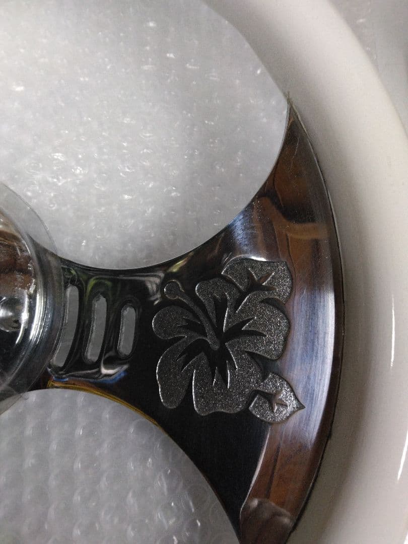 ホワイト/ゴールド 3スポーク ステアリングホイール新古品です。8さん専用です。