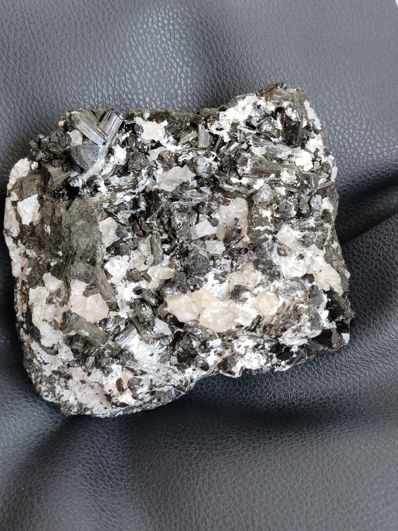 ブラックトルマリン 原石 母岩付き 約1.2kg 天然石