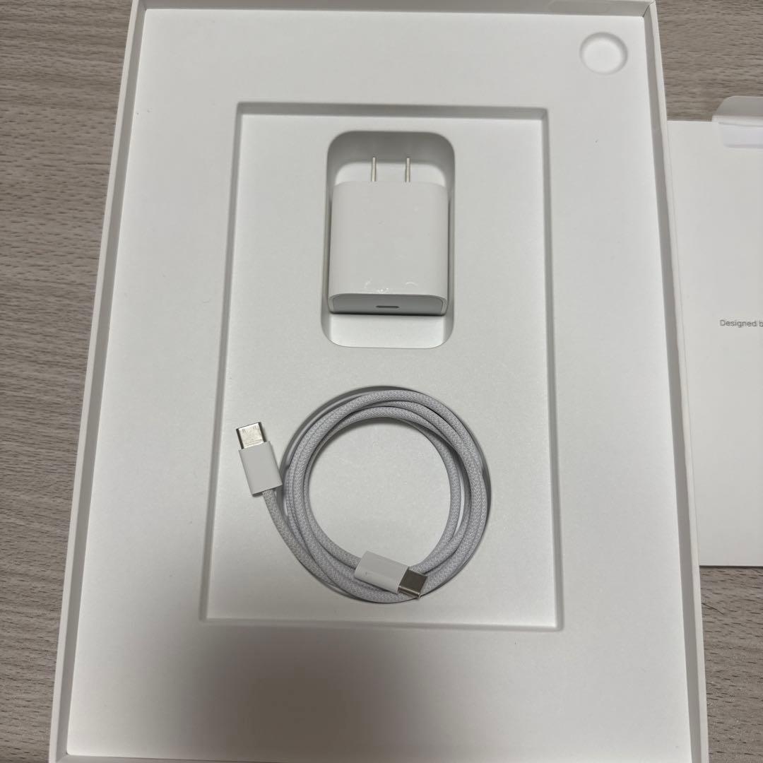 Apple iPadA16 256GB 最新モデル　シルバー　充電ケーブル付き