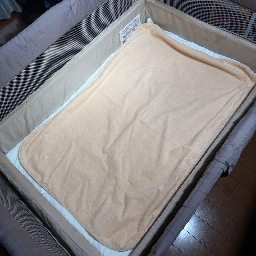 アップリカ ココネルエアープラスAB ベッド+防水シーツ付き