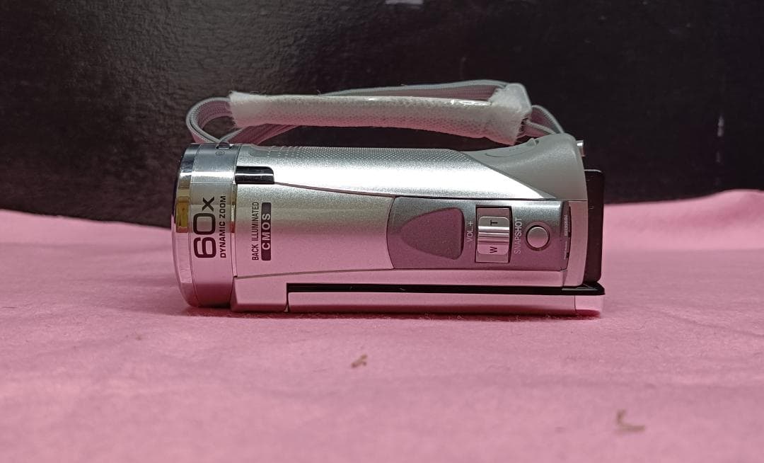 Y【中古品】JVCケンウッド　ビデオカメラ　Everio GZ-E780 銀色