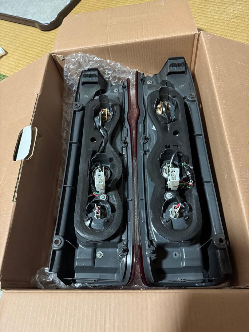 200系ハイエースバン　4型以後　純正クリアテール左右セット③送料込み