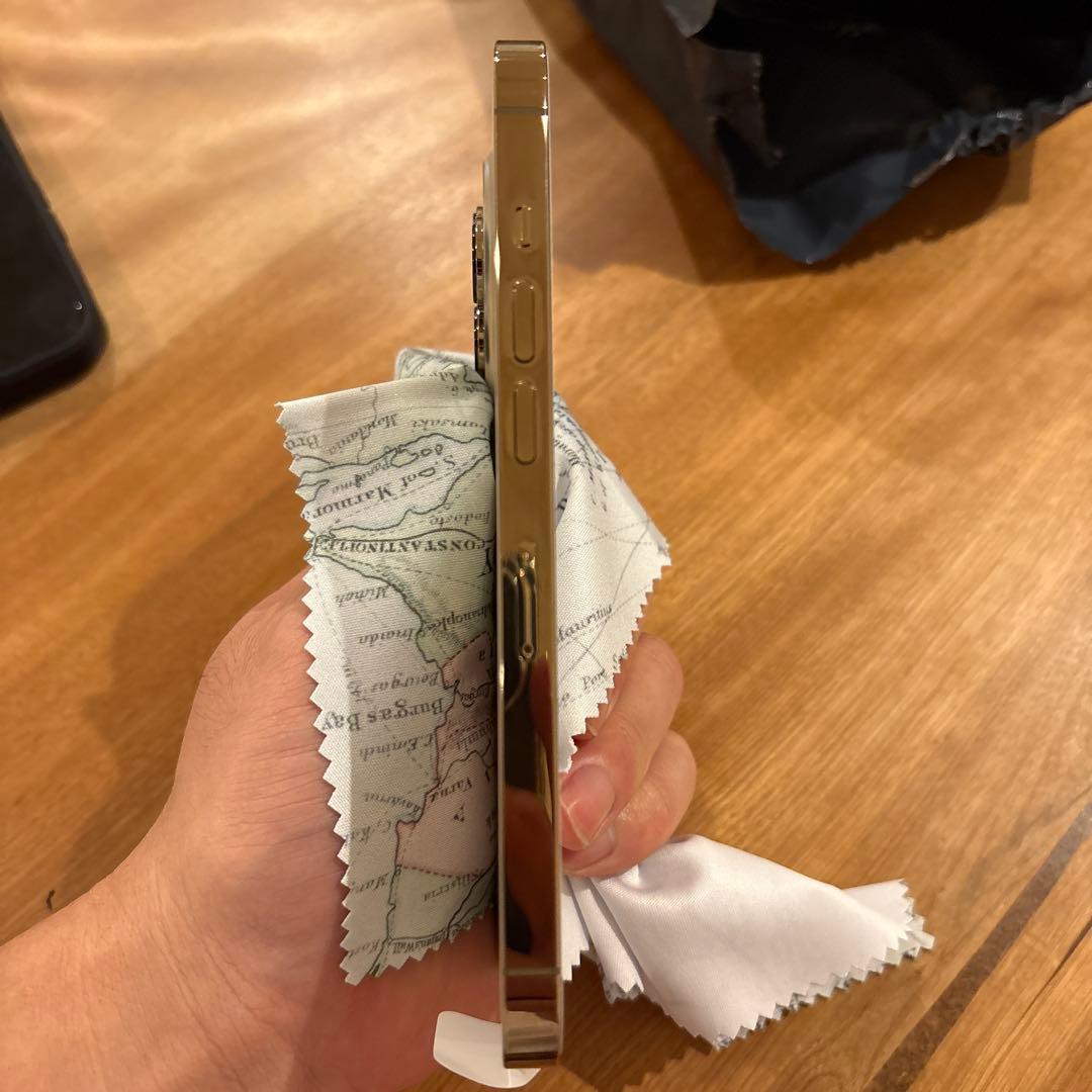 新品同様　NTTドコモ補償交換品　未使用　iPhone 13 Pro ゴールド