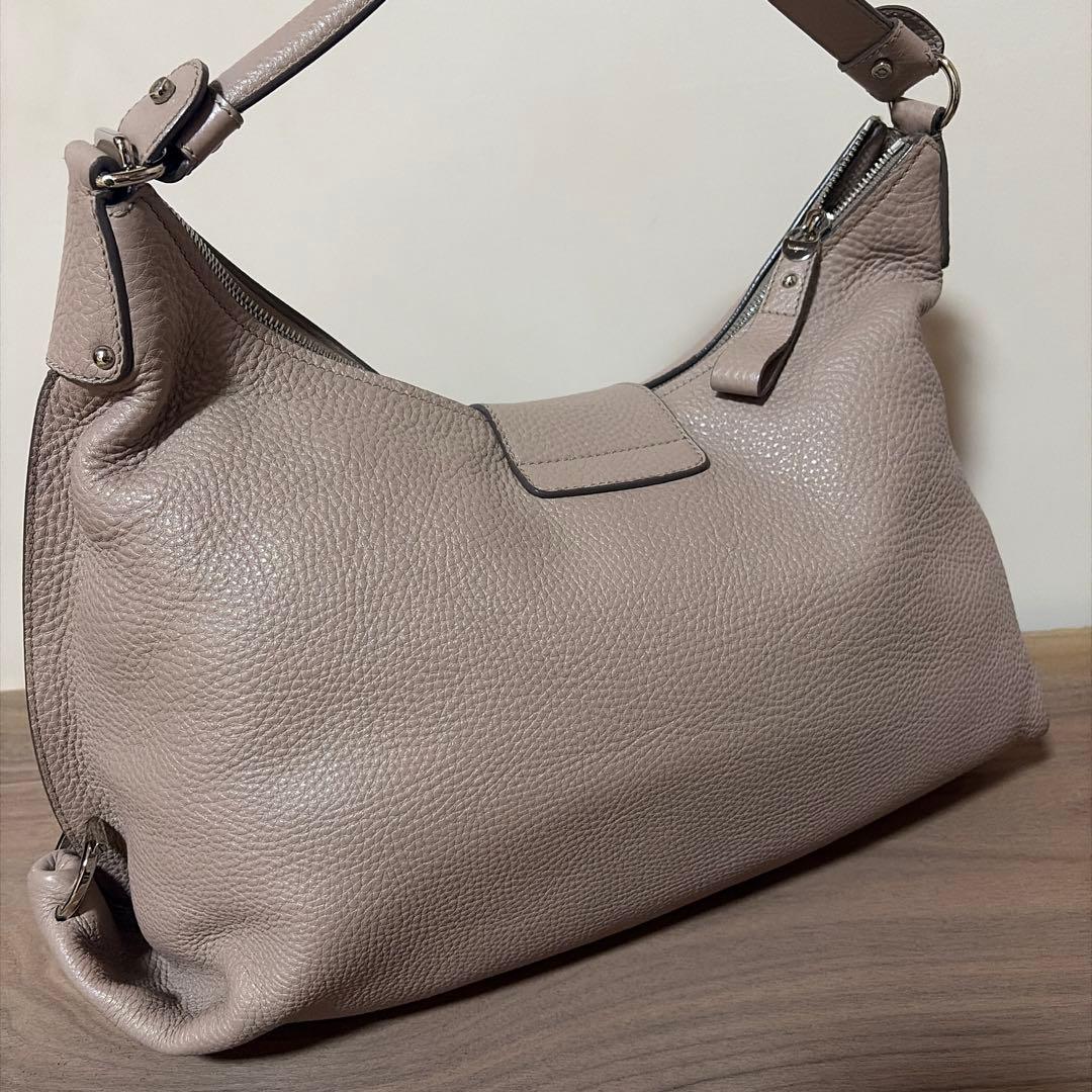 美品⭐︎サルバトーレフェラガモ ワンショルダー　バッグ　グレージュ