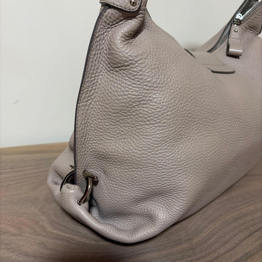 美品⭐︎サルバトーレフェラガモ ワンショルダー　バッグ　グレージュ