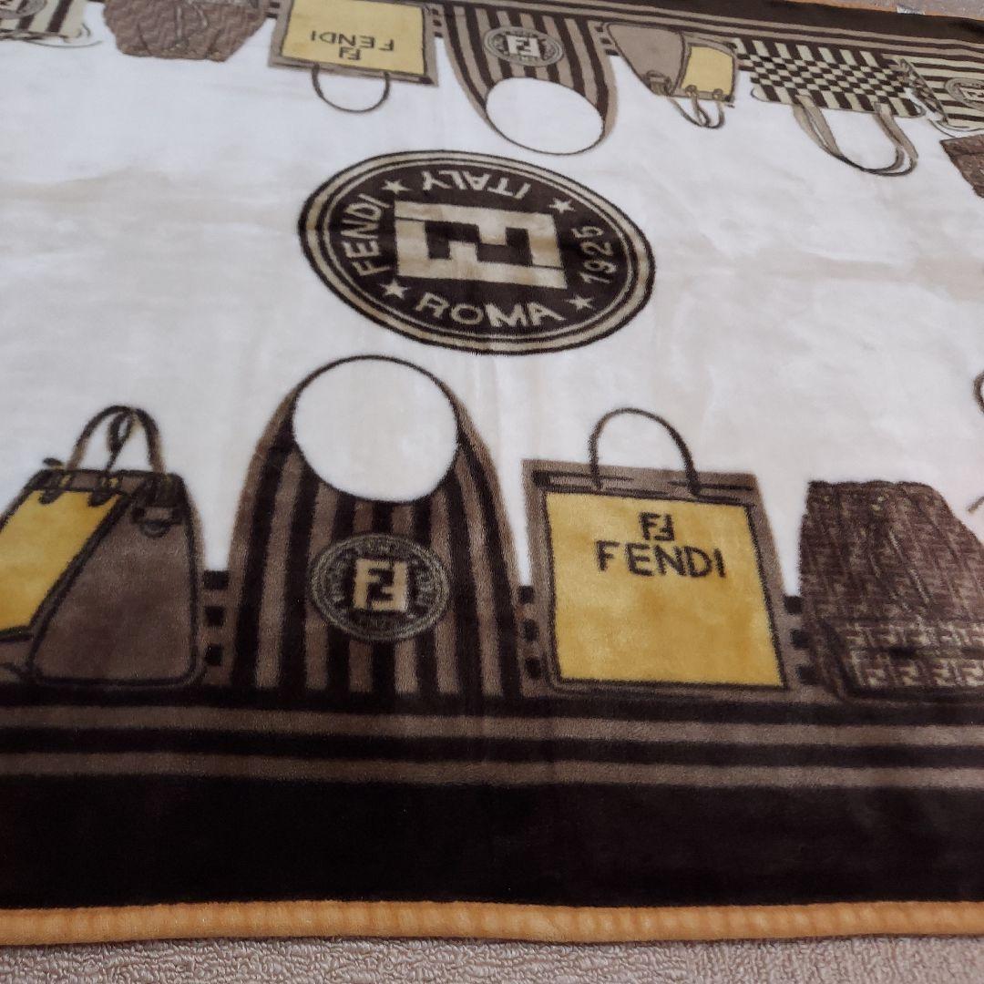 FENDI　フェンディ　バック 柄　ニューマイヤー ハーフ毛布