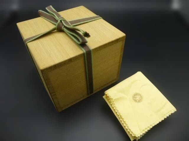 楽吉左衛門　十五代　直入　黒茶碗／共箱共布／裏千家十五代　鵬雲斎極め箱／神紋アリ