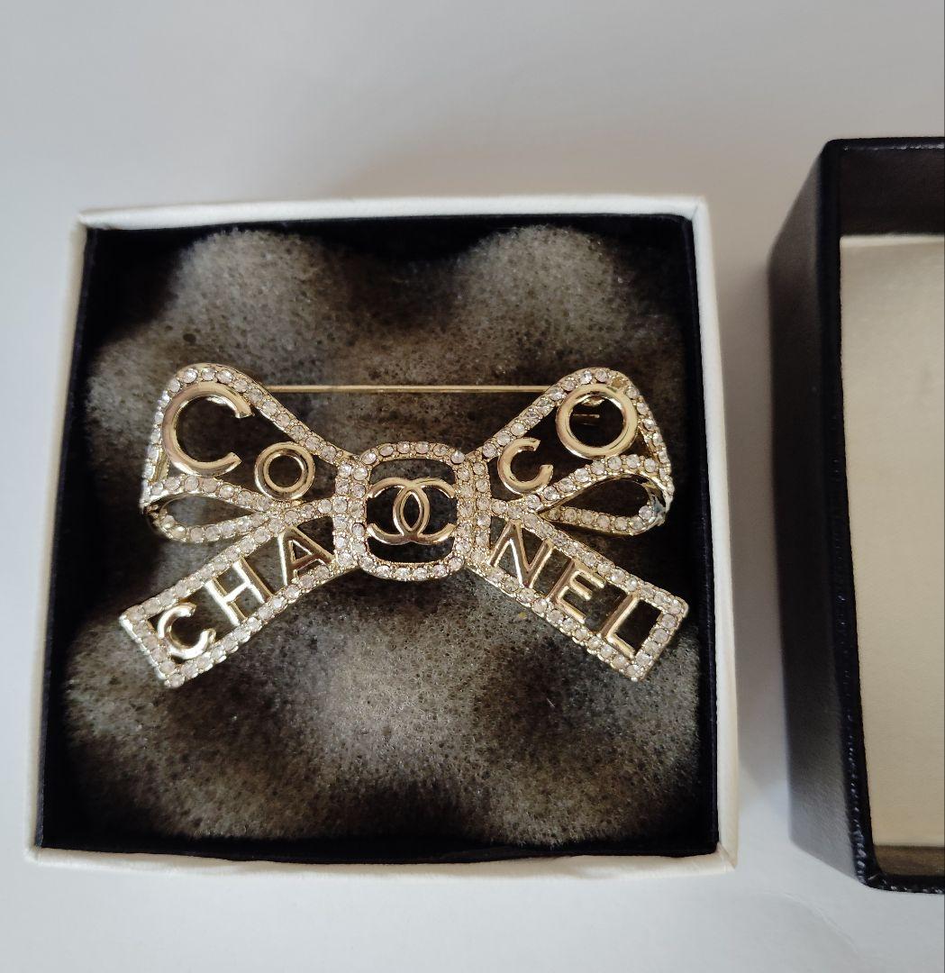 くるみぱん様検討中　CHANEL リボン型ブローチ シルバー