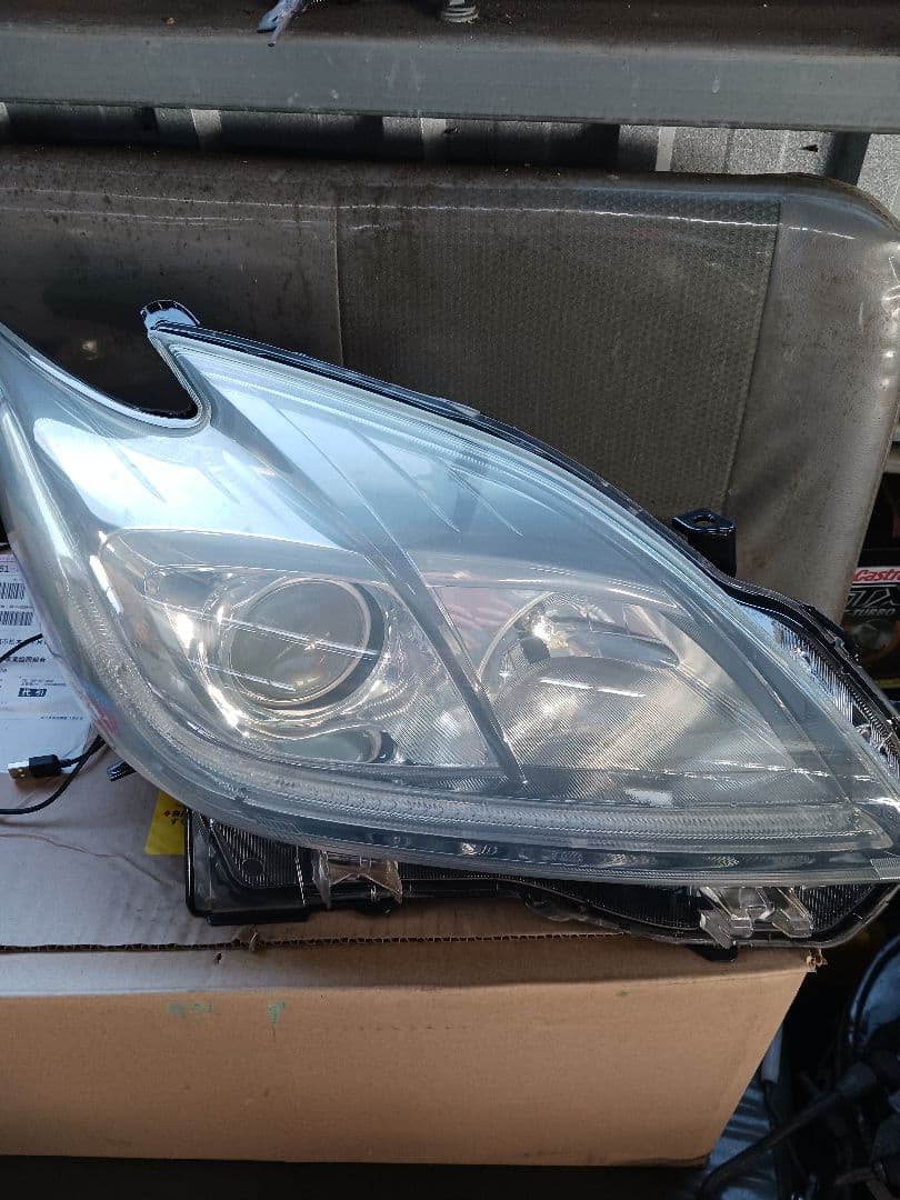 プリウスヘッドライト