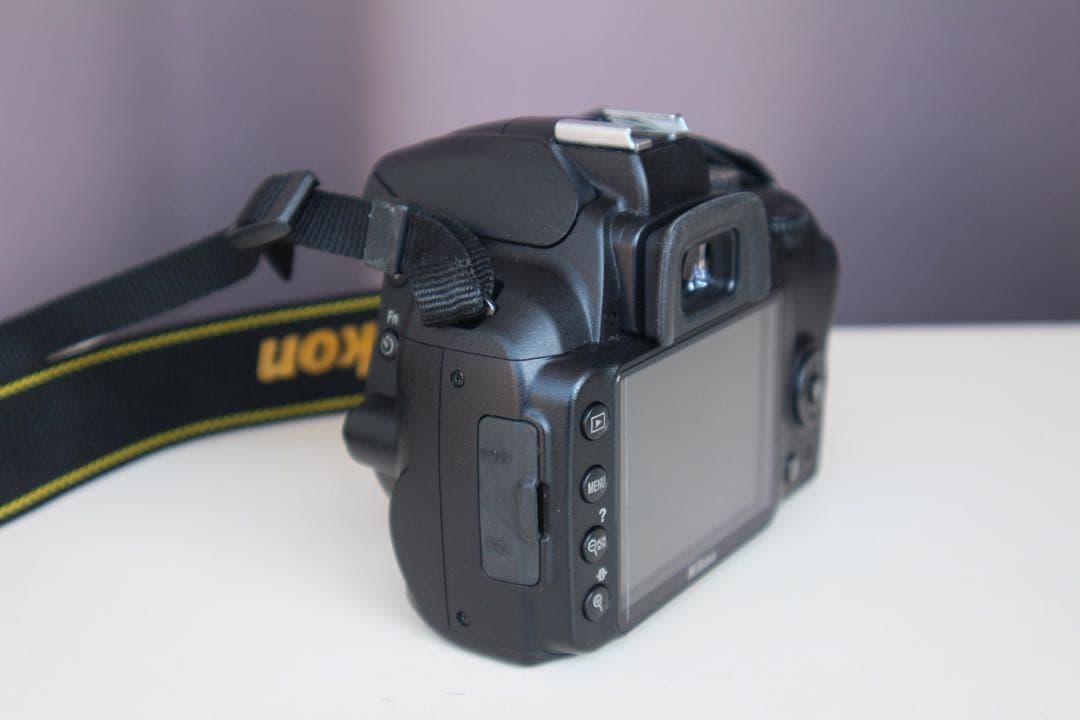 Nikon D3000 動作品　充電器付