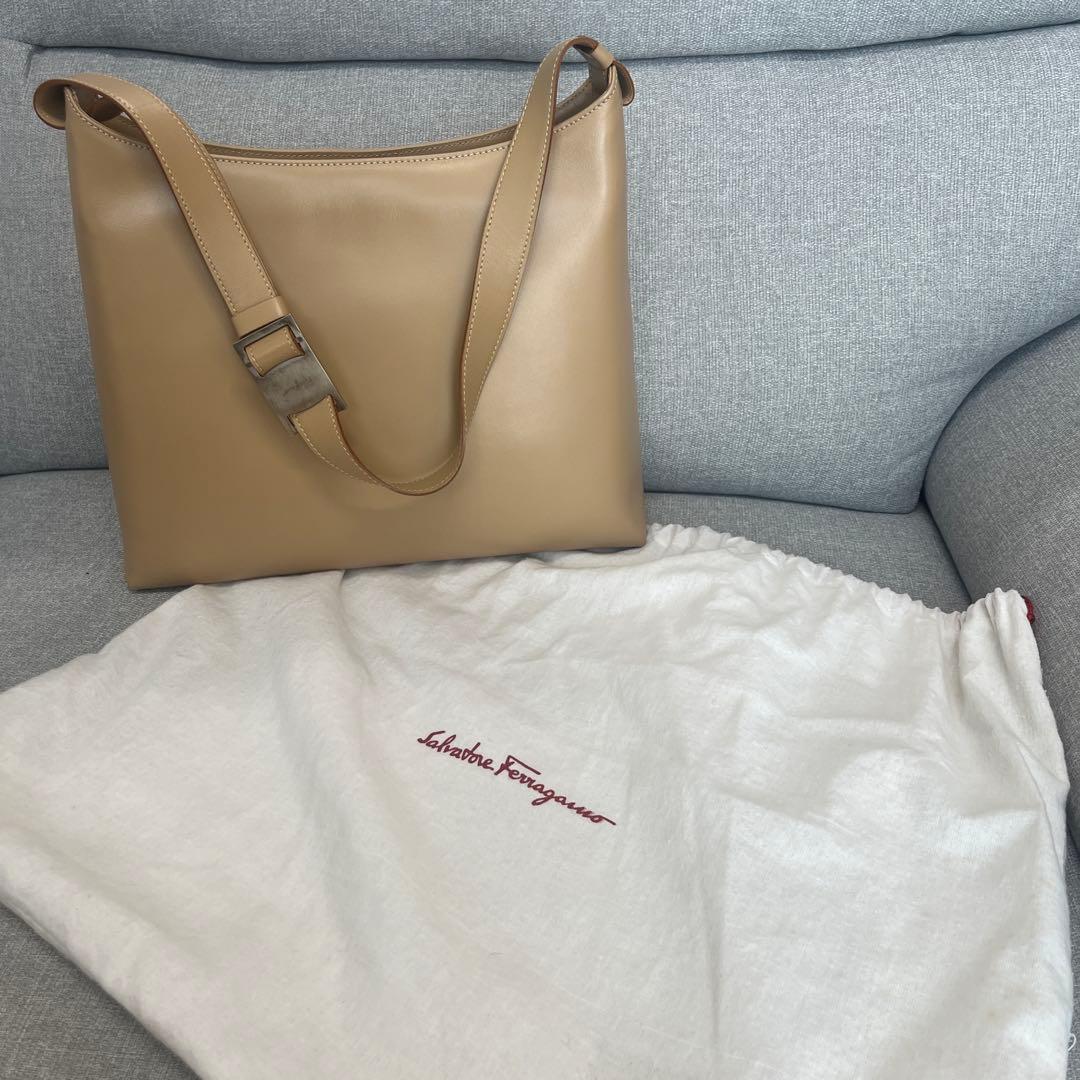 サルバトーレ フェラガモ ショルダーバッグ ベージュ
