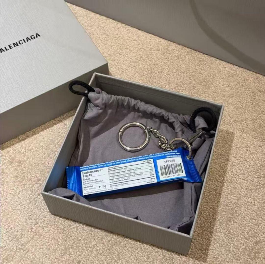 BALENCIAGA パッケージ型キーホルダー 新品同様