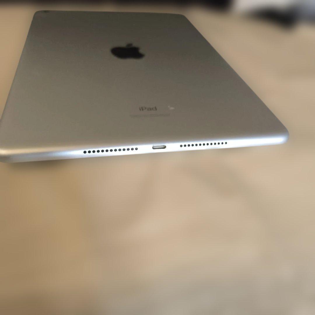 人*者様 iPad 第8世代10.2インチ シルバー32㎇ Wi-Fiモデル 9