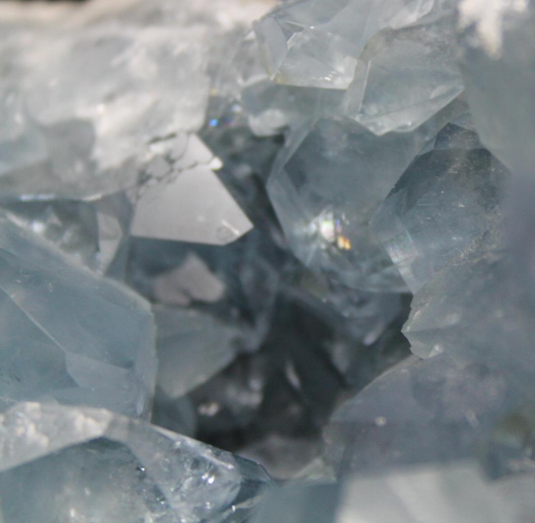 ◎大き目！◎セレスタイト｟虹あり｠約650ｇマダガスカル産 原石 天然石