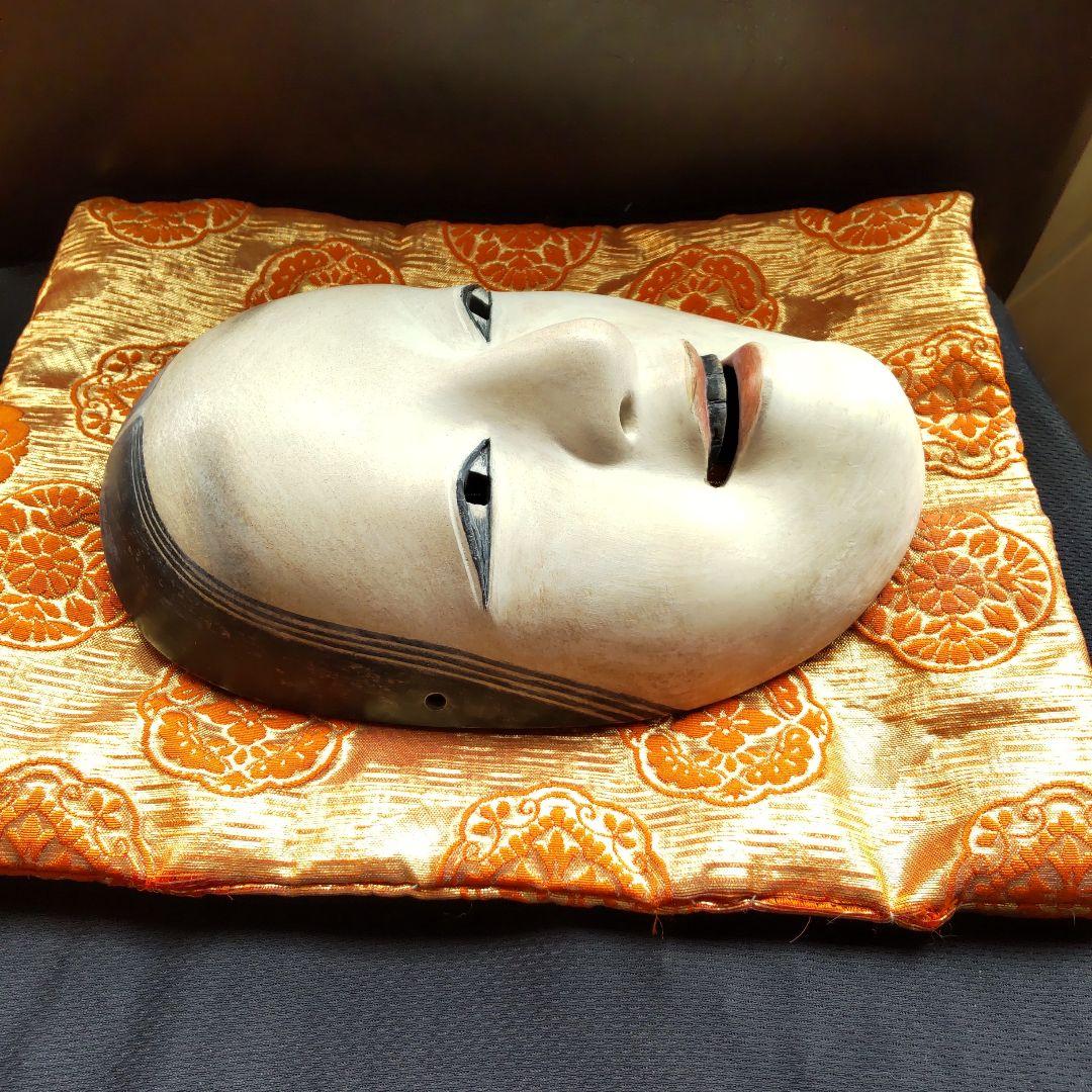 伝統的な日本の木製の能面　小面