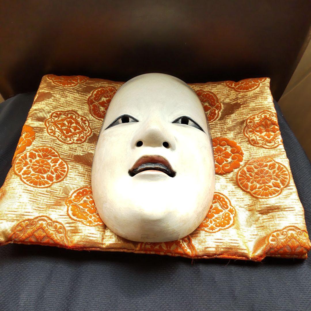 伝統的な日本の木製の能面　小面