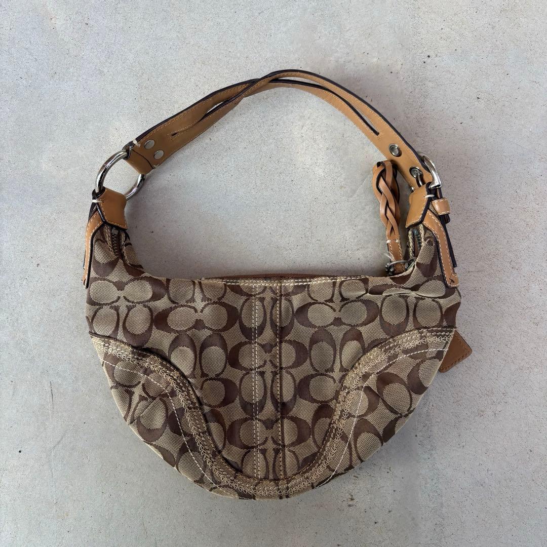Coach half moon one shoulder bag シグネチャー