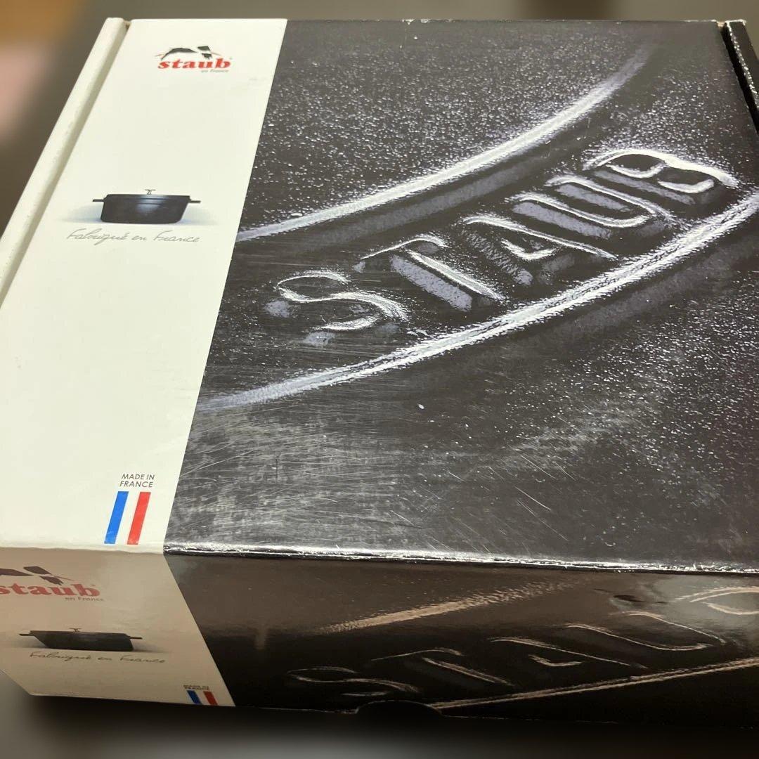 新品未使用　staub 赤い両手鍋 約22cm.2.6Ｌ