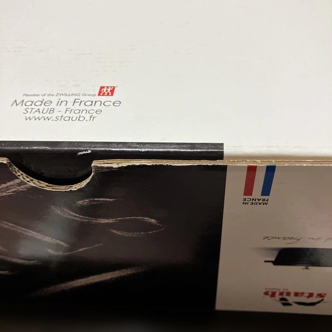 新品未使用　staub 赤い両手鍋 約22cm.2.6Ｌ