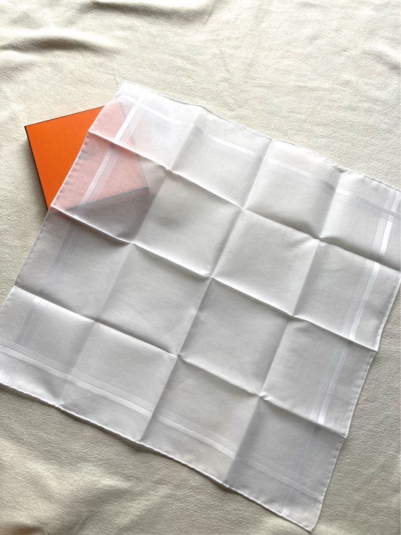 未使用タグ付　エルメス　ハンカチーフ　シャカード　Hレリーフ　ホワイト