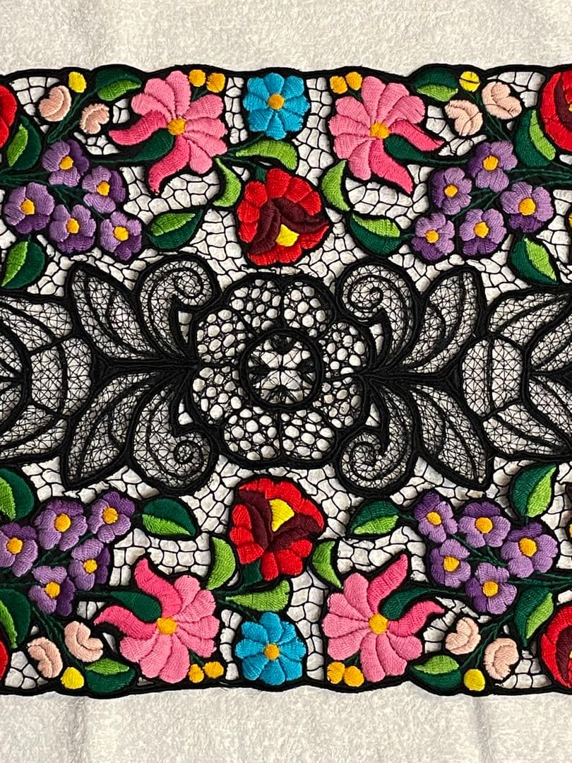 ナミー様用　ハンガリー製　ハンドメイド　カロチャ刺繍　テーブルセンター