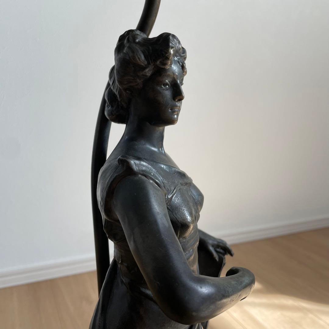 芸術美！　アンティーク スタンドランプ ステンドグラス シェード　ブロンズ像