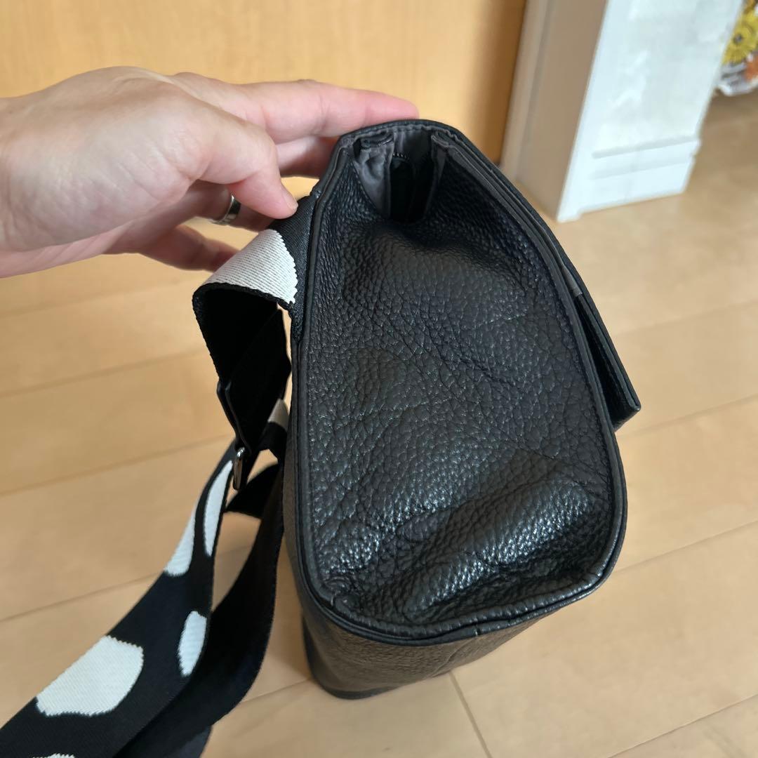 美品！！ドット柄ストラップ 黒 ボディーバッグ