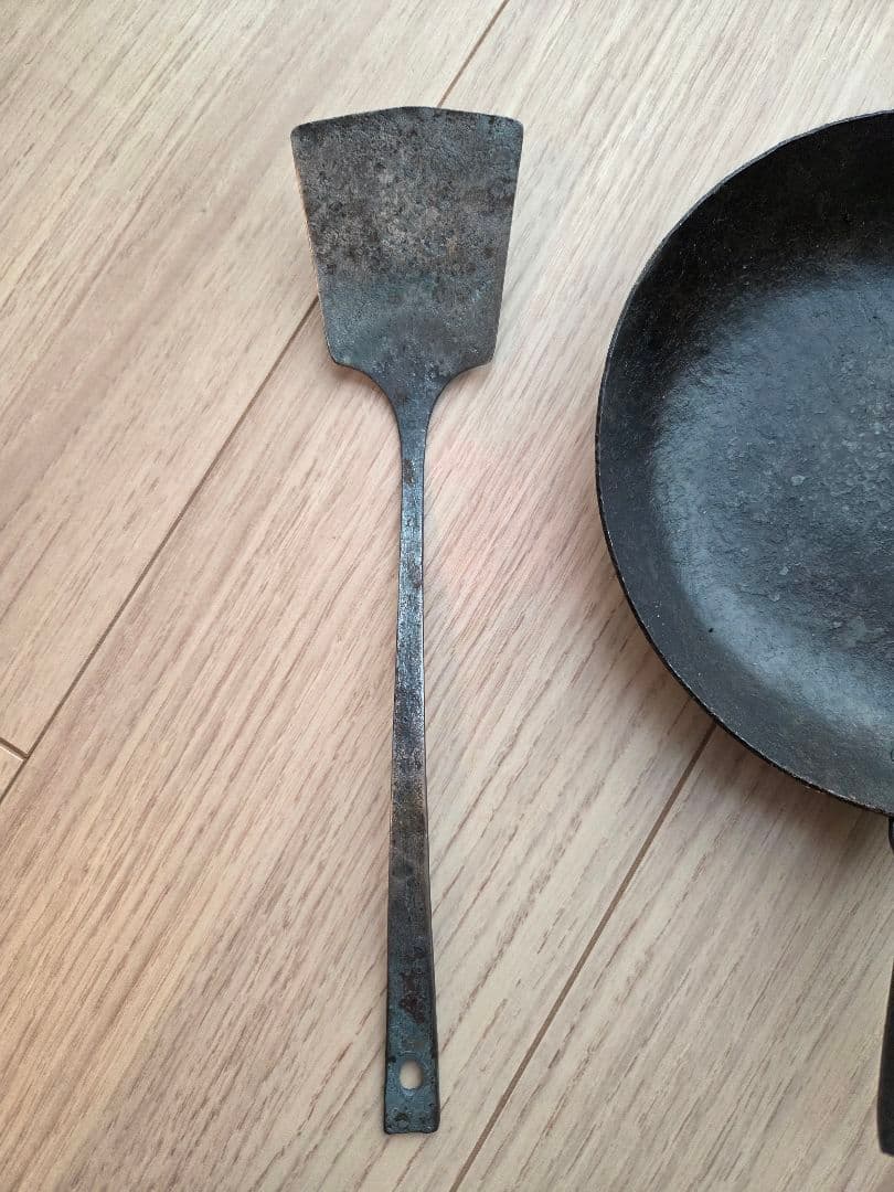 ひ*り様 成田理俊さん　鉄フライパンとフライ返し　成田パン