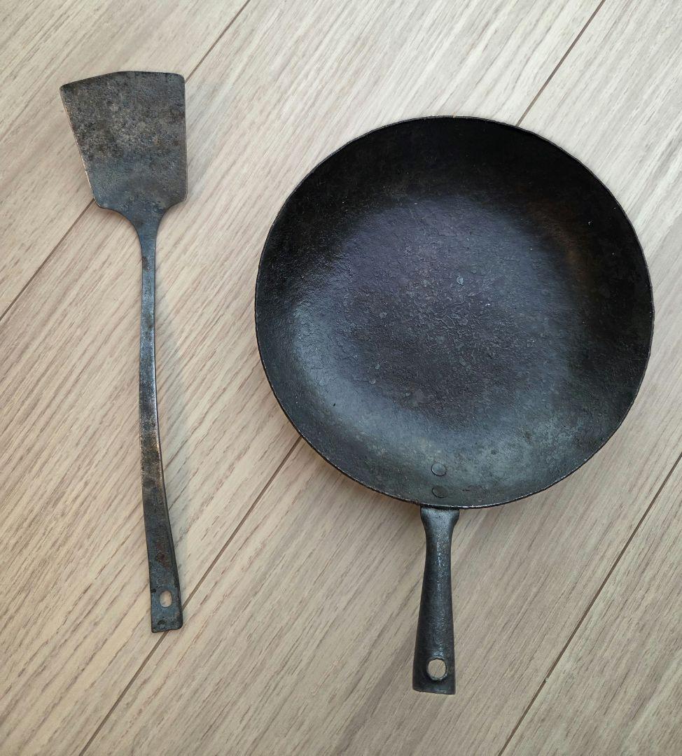 ひ*り様 成田理俊さん　鉄フライパンとフライ返し　成田パン