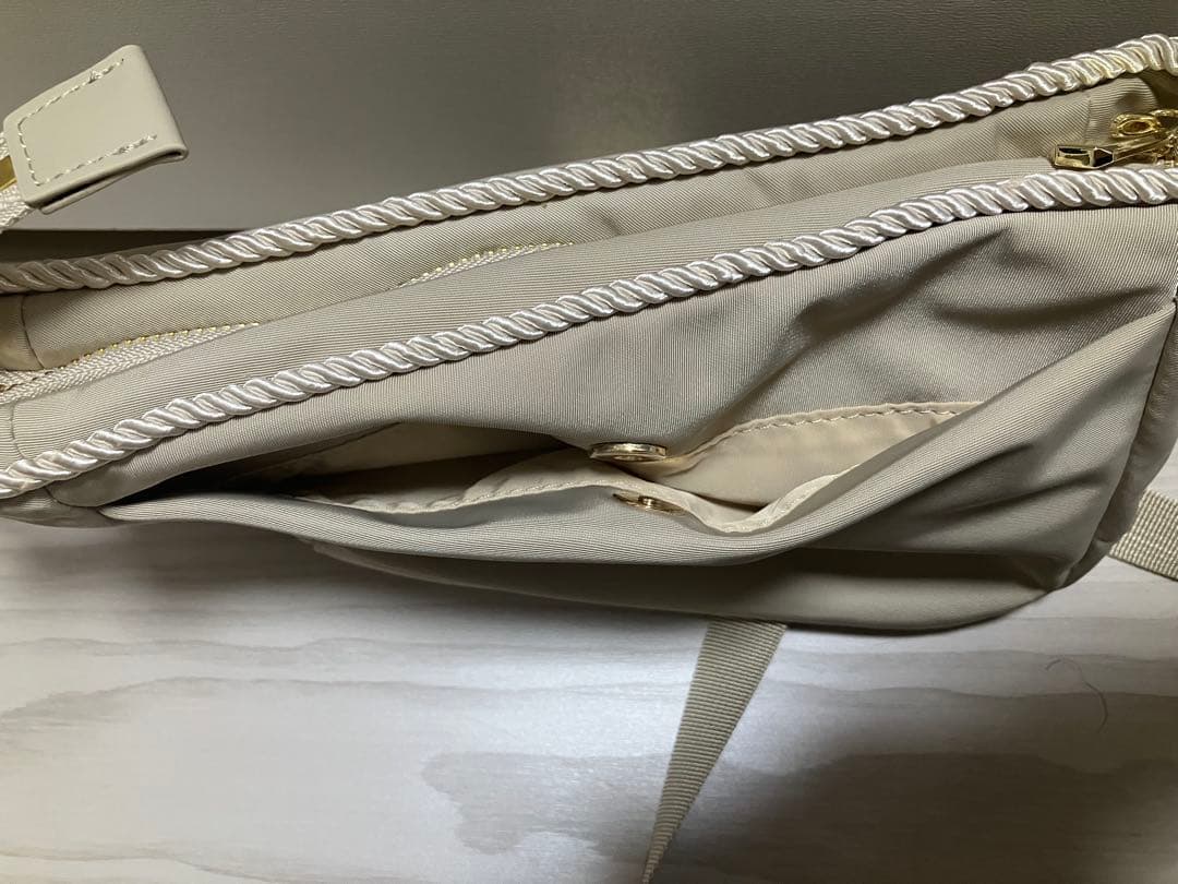 【未使用品】メゾンエシェル　ツイストコードショルダーバッグ　ベージュ