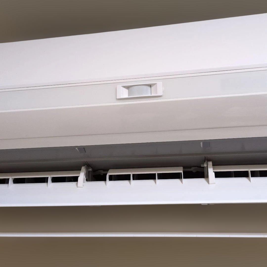 TOSHIBA 壁掛けエアコン 本体 ホワイト 東芝25型お掃除機能付。リモコン