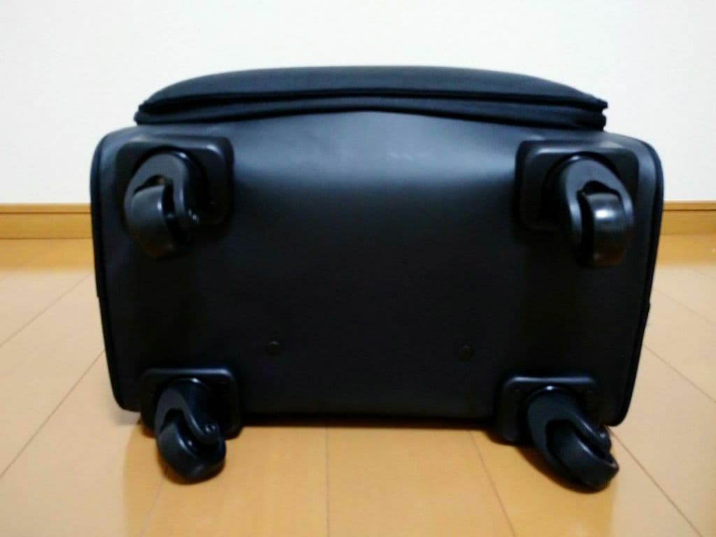 無印良品　四輪キャリーバッグ　黒　中　26リットル　スーツケース　Мサイズ
