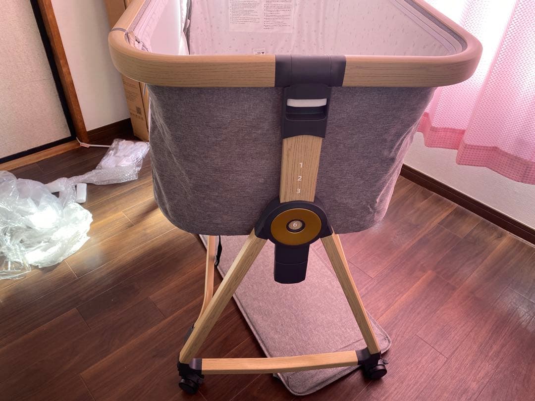 キャスター付きグレー布製ベビーベッド