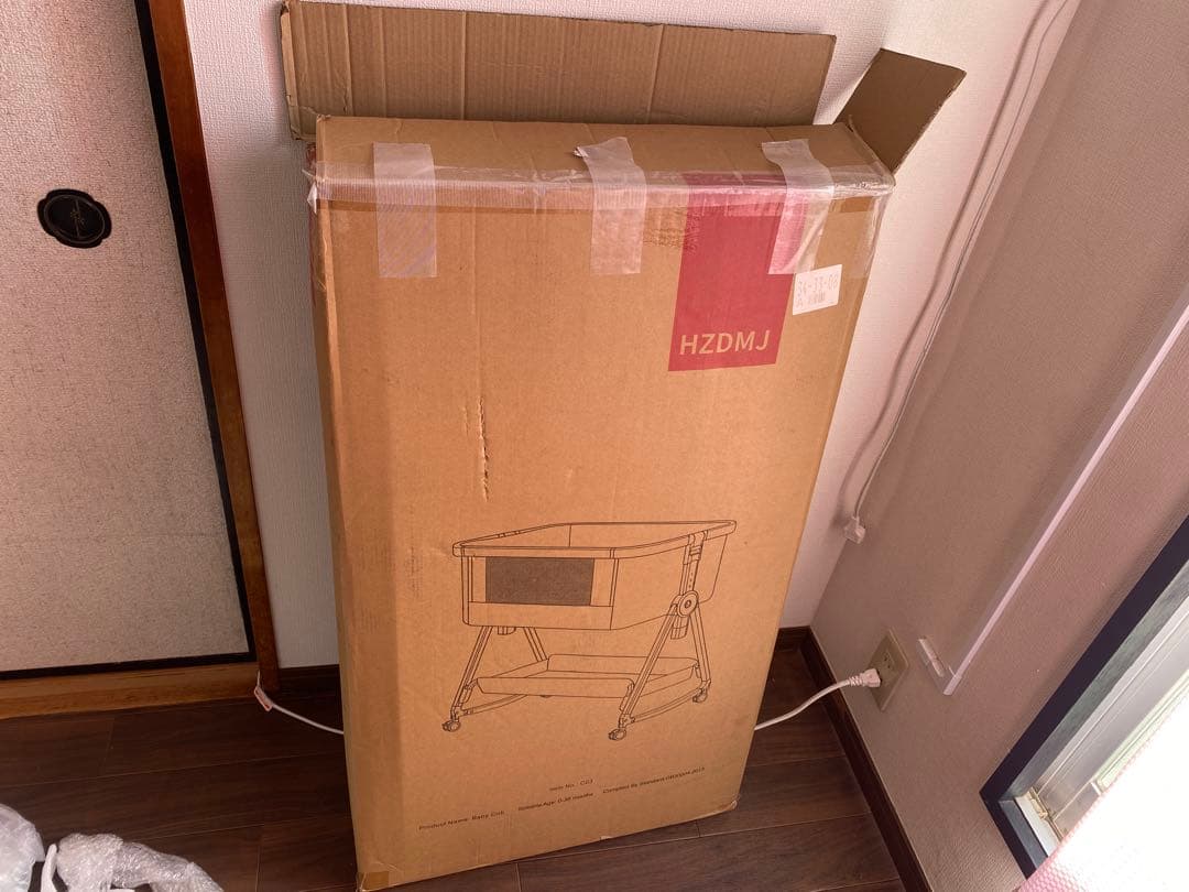 キャスター付きグレー布製ベビーベッド