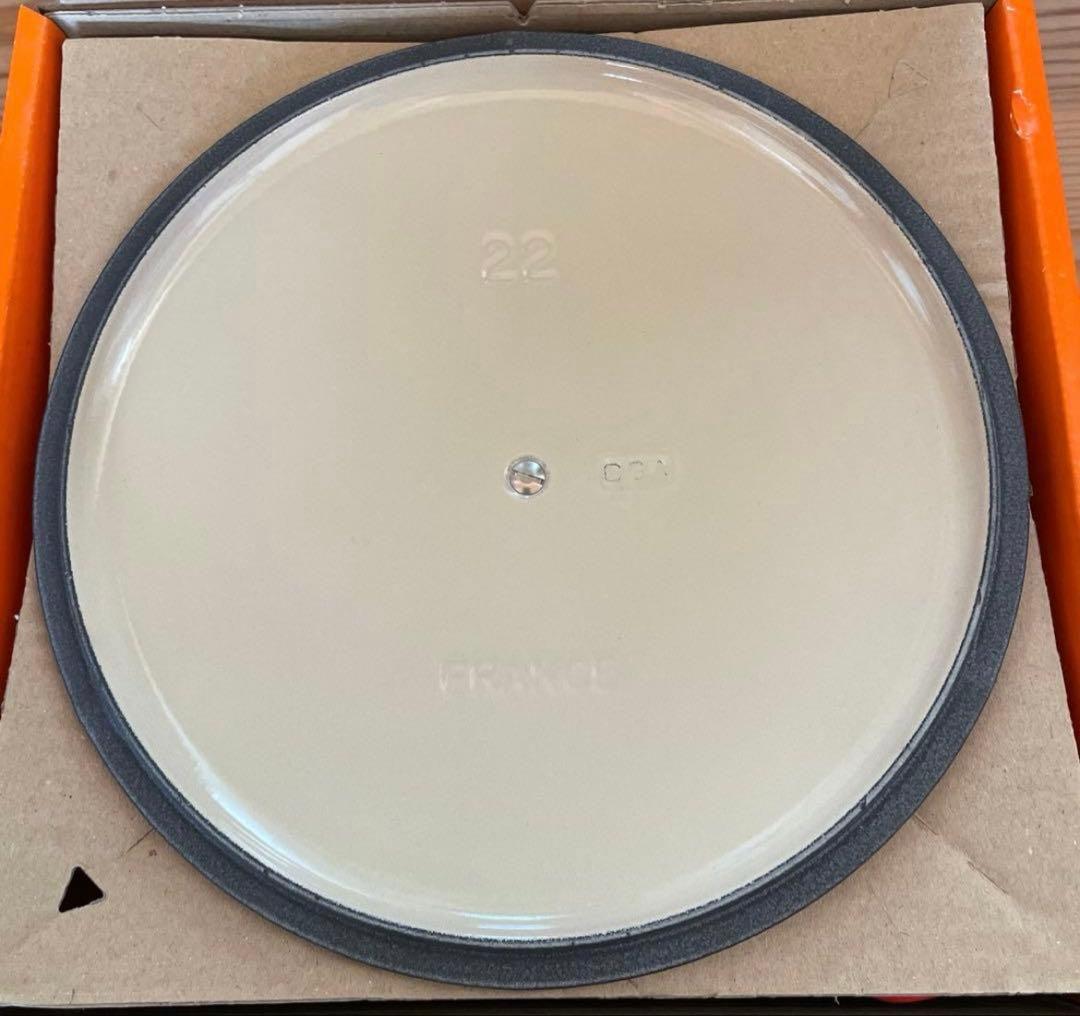 【新品未使用品】ル・クルーゼ　両手鍋　ココットロンド22