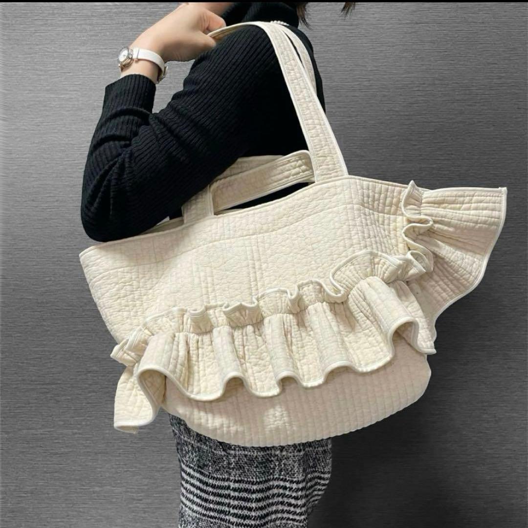 新作♡フリルギャザー　ヌビバッグ　オフホワイト×ブラック　パール　底板マグネット