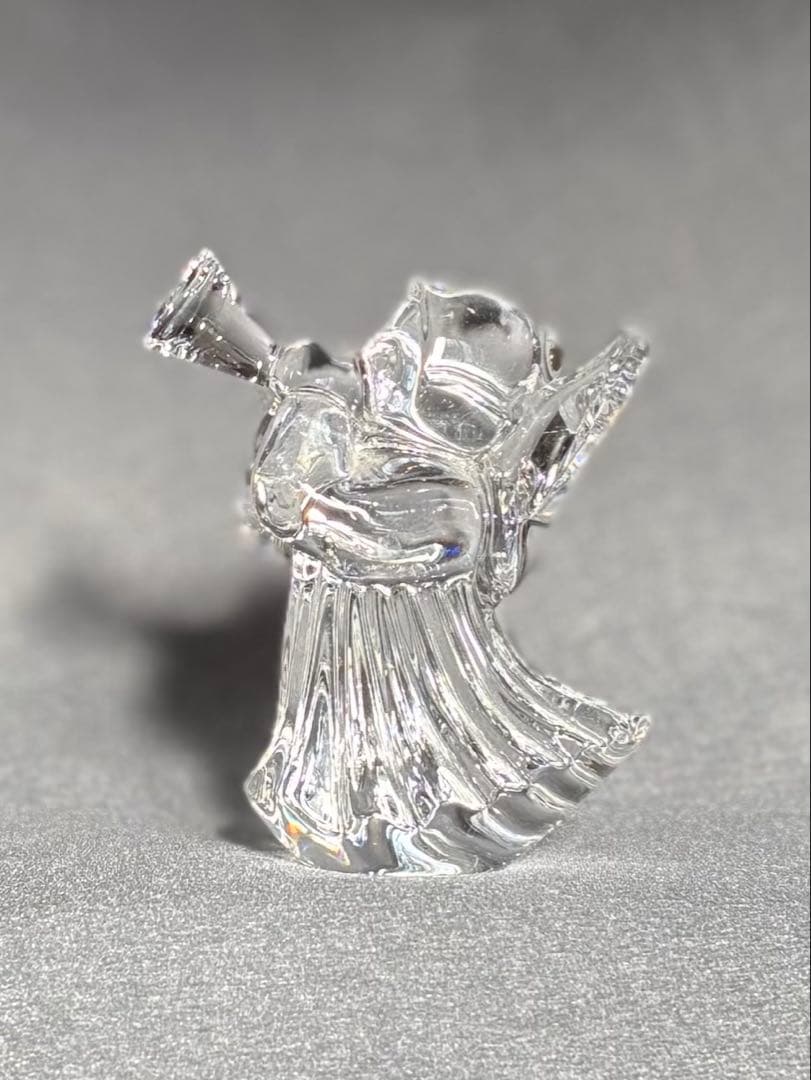 サンタさんがスノーボードに乗っている置物と天使が笛を吹いているバカラ 置物2点