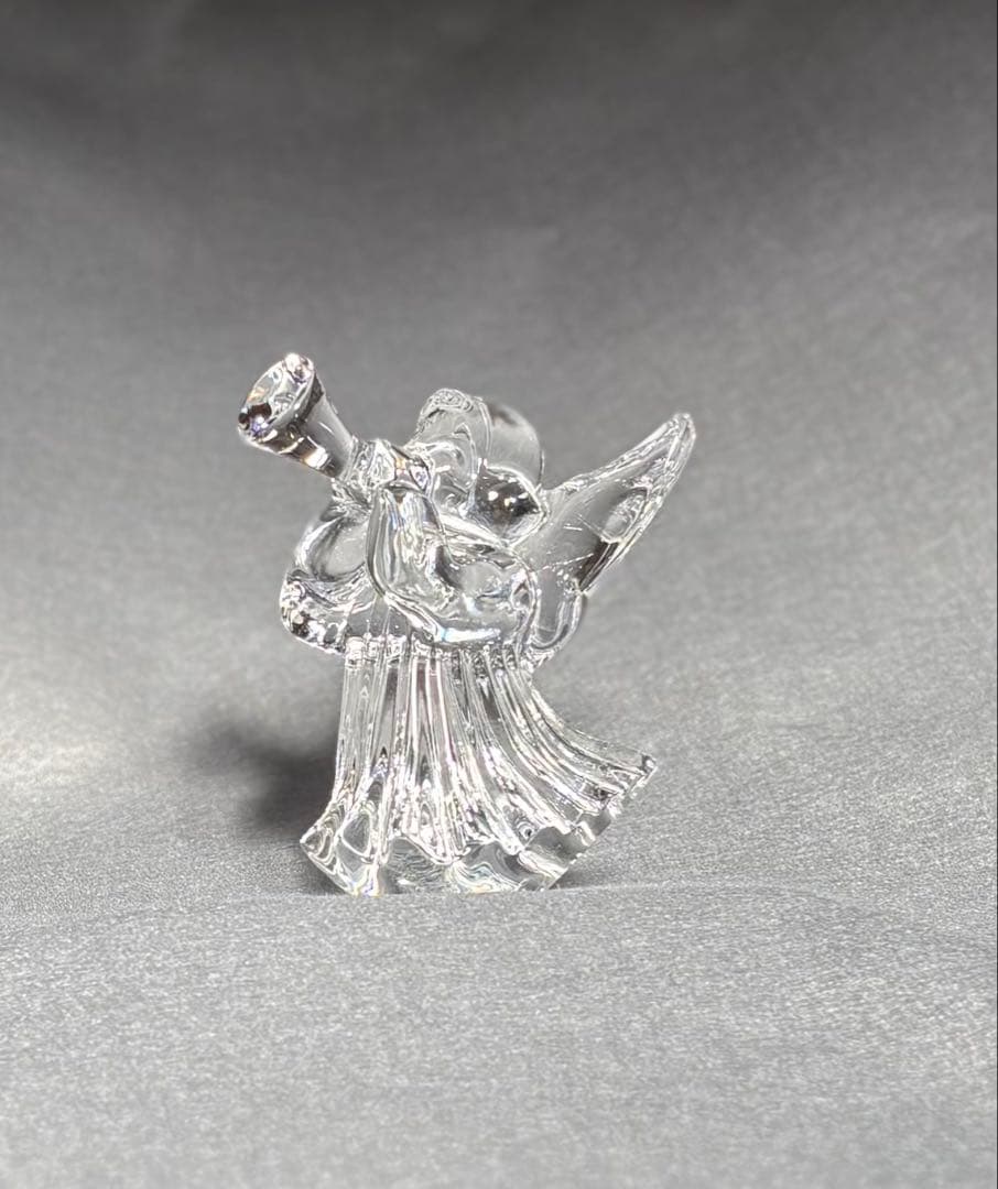 サンタさんがスノーボードに乗っている置物と天使が笛を吹いているバカラ 置物2点