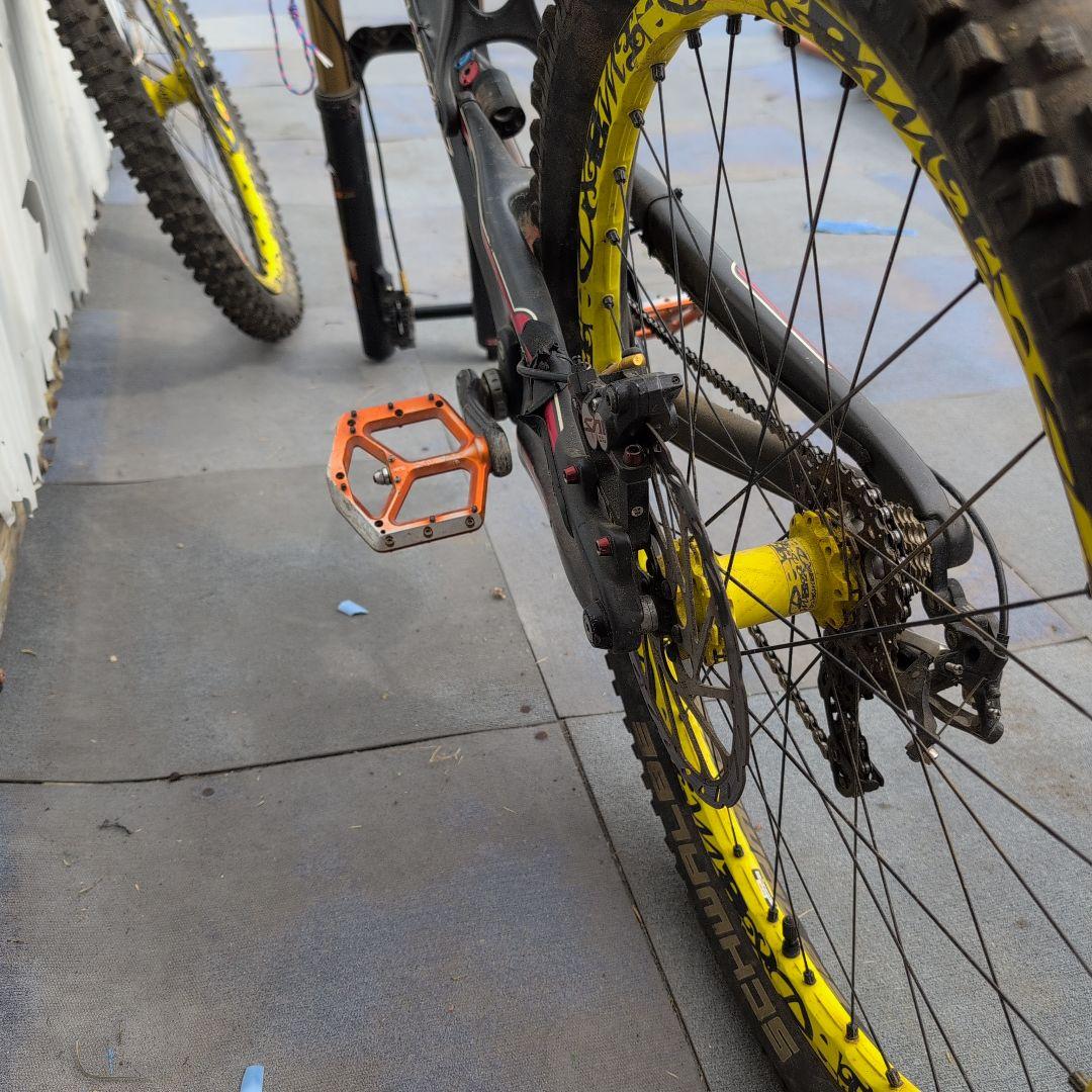 サンタクルーズv10 ハンドルフレームカーボンホイールマグ 購入時85万円