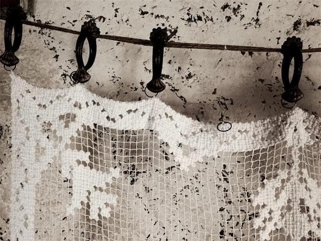 france 140c 灰色と薔薇と手編レースカーテン 真鍮リング アンティーク