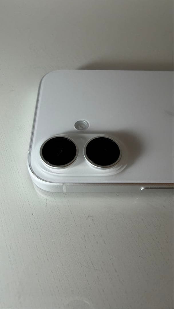 【超美品】 iPhone16 256GB 本体 （使用1年以下）画面カバー付