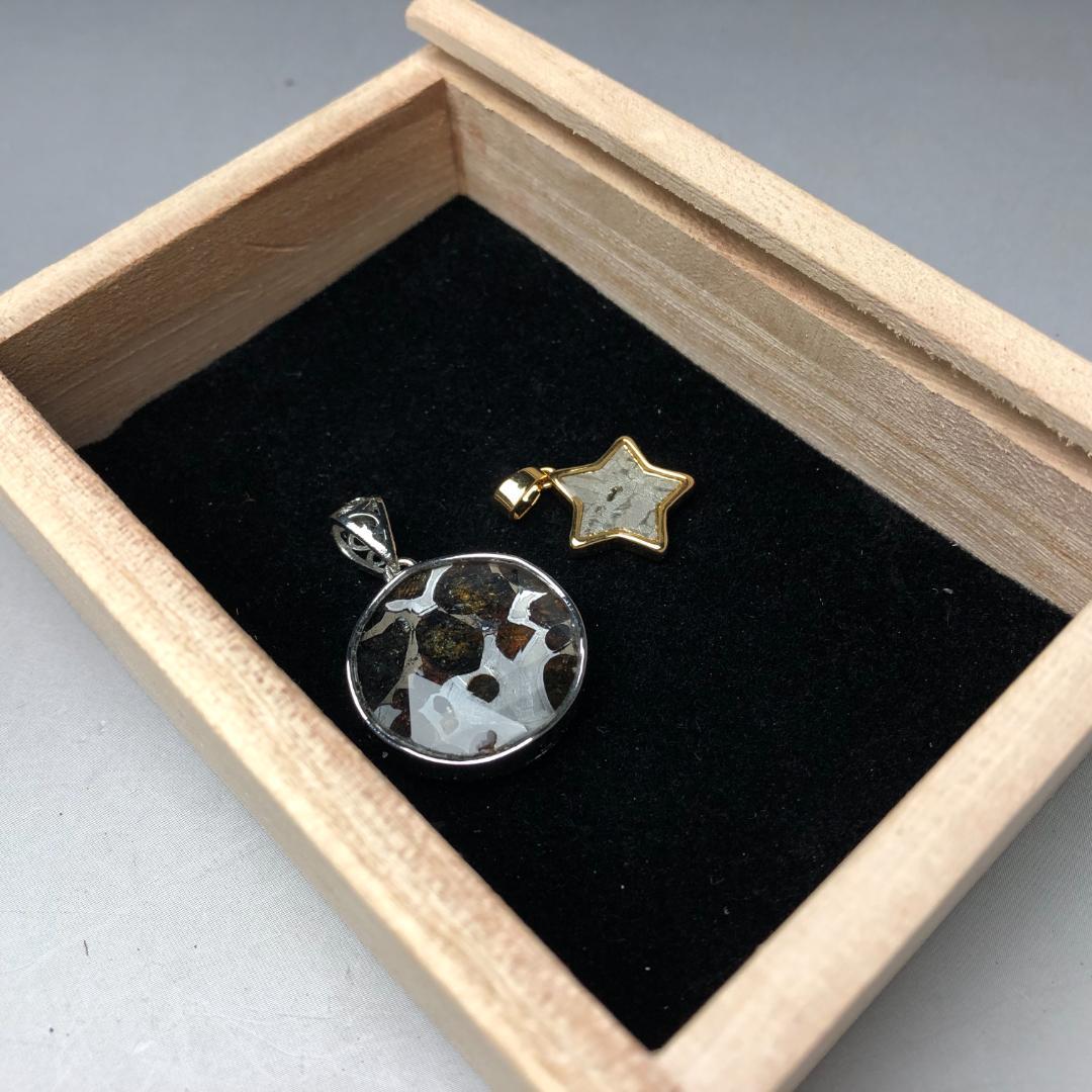 パラサイト隕石　アルタイ隕石 ペンダントトップ　隕石　2点 重さ約8ｇ　共箱