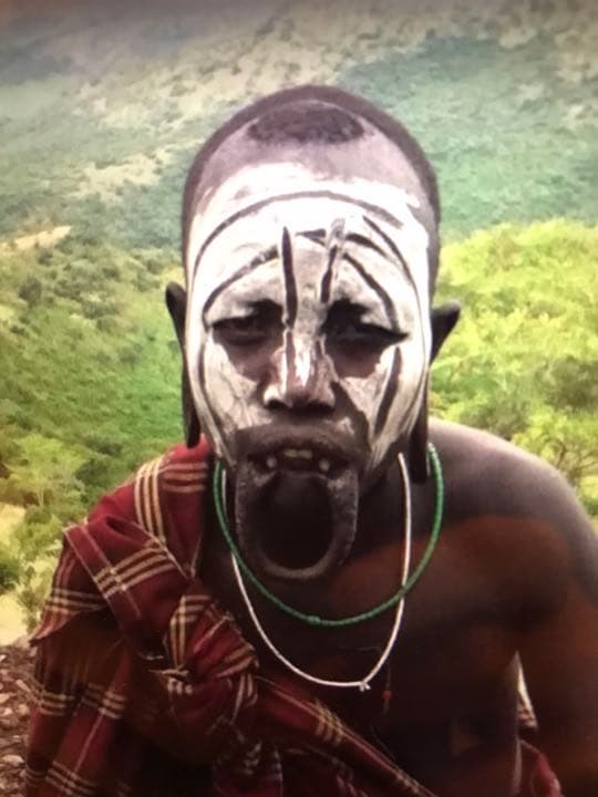 エチオピア少数民族ムルシ族の唇に入れる皿　文化的価値有